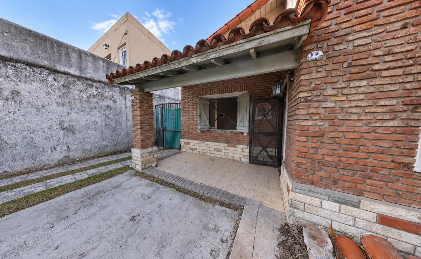 Foto de Casa de 3 ambientes a refaccionar en amplio terreno con jardín y gran, imagen 1