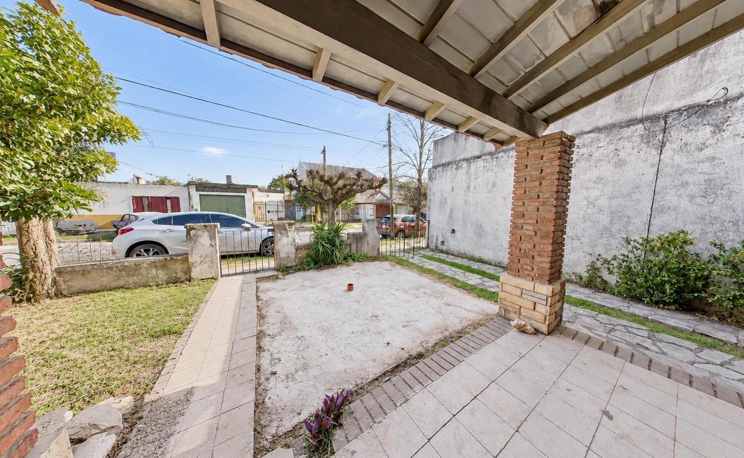 Foto de Casa de 3 ambientes a refaccionar en amplio terreno con jardín y gran, imagen 5