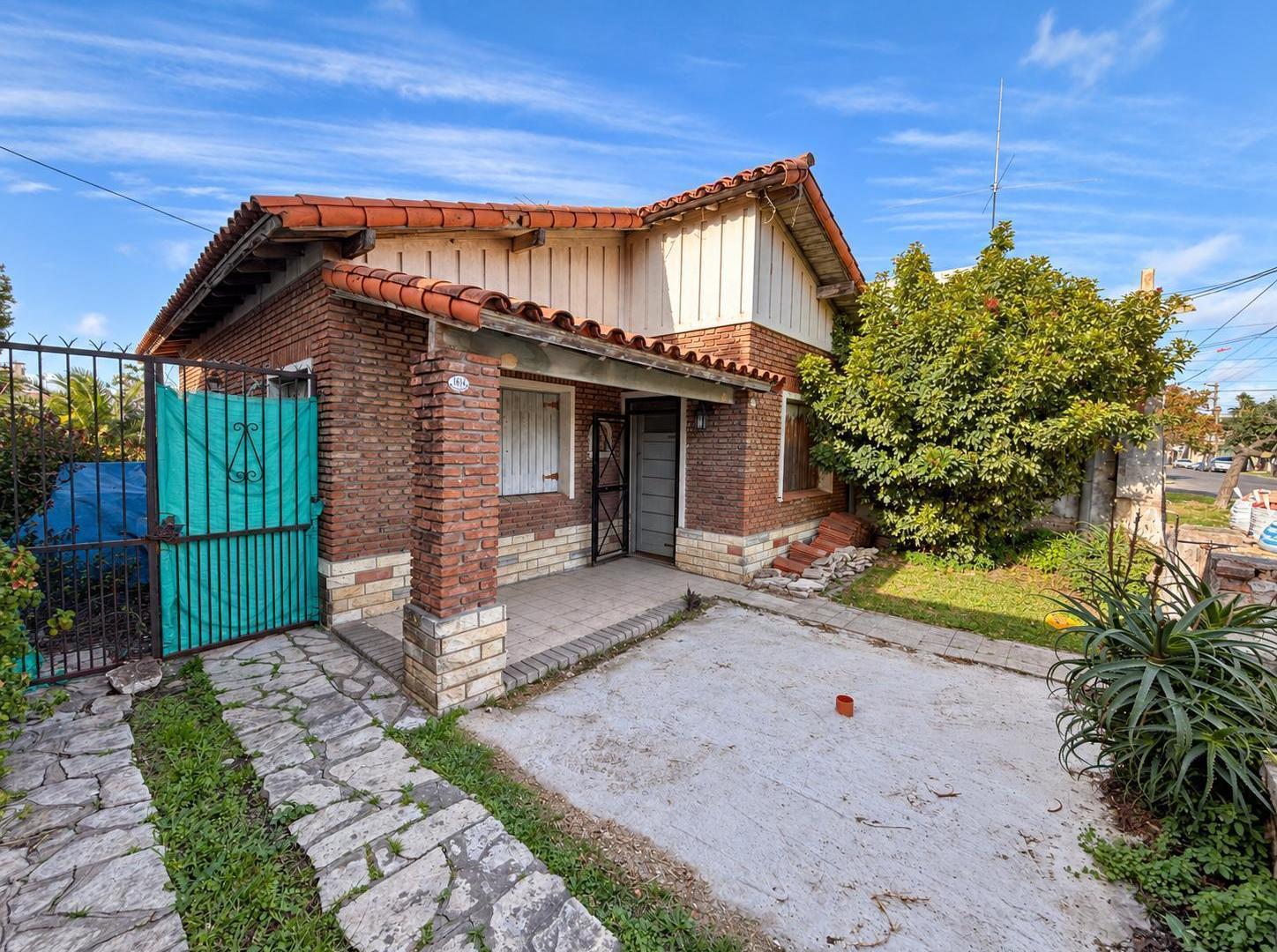 Foto de Casa de 3 ambientes a refaccionar en amplio terreno con jardín y gran, imagen 2