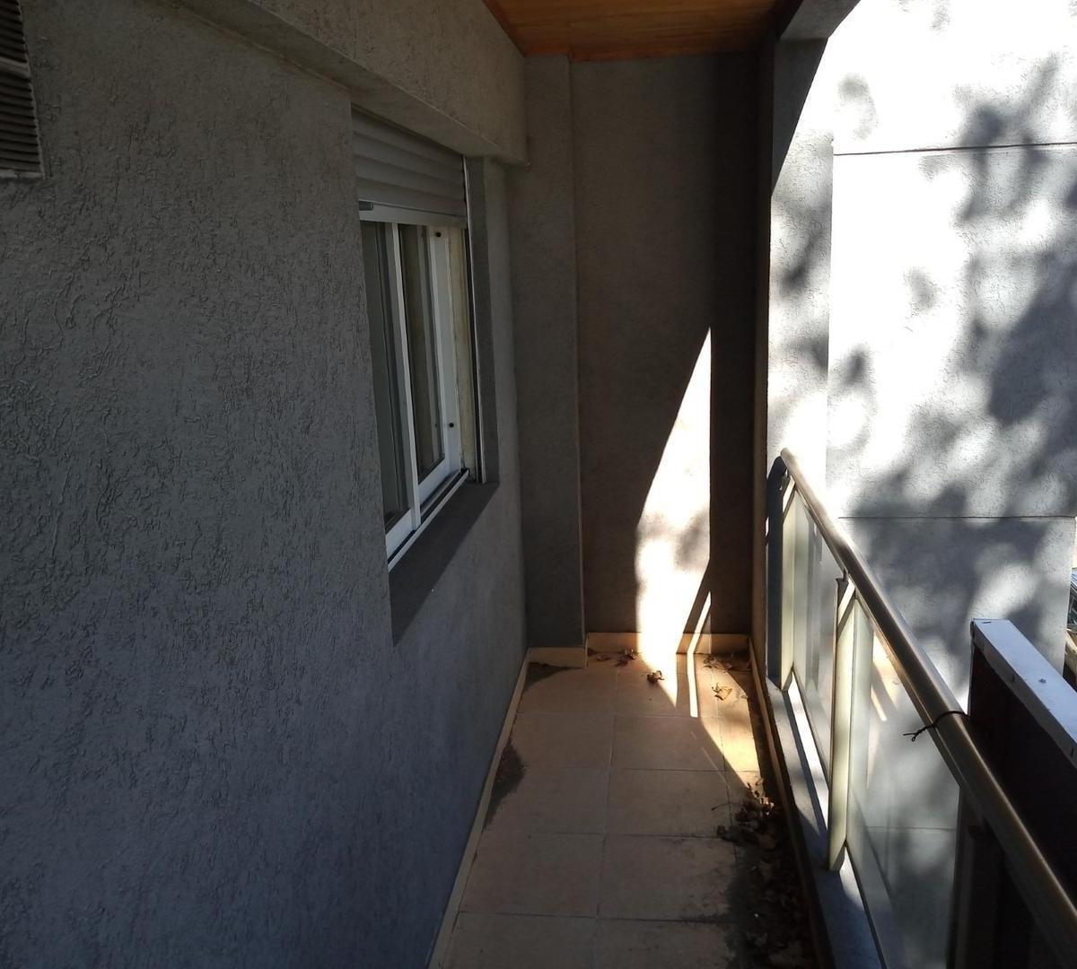 1 Ambiente con Balcon Isabel La Catolica 3