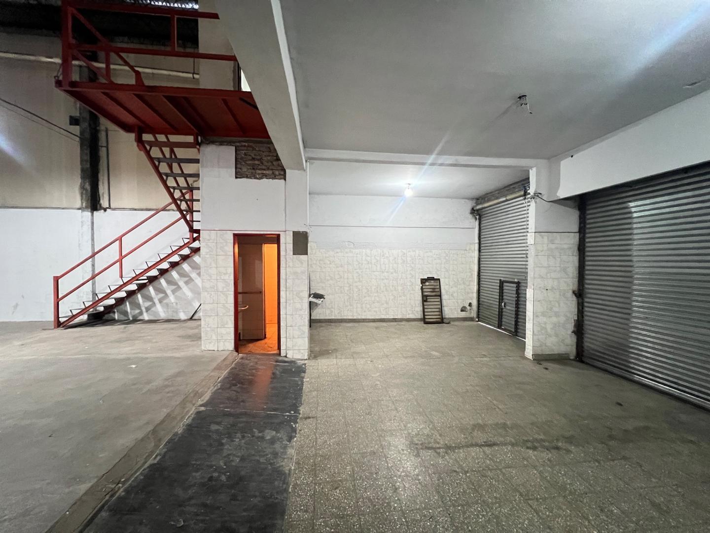 Foto de Local/Deposito sobre Gaona, Planta libre con oficinas, imagen 2