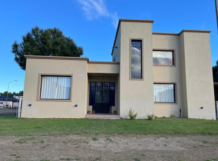 Casa en alquiler verano con pileta, parrilla, cerca del centro, barrio Nayades Pinamar 1
