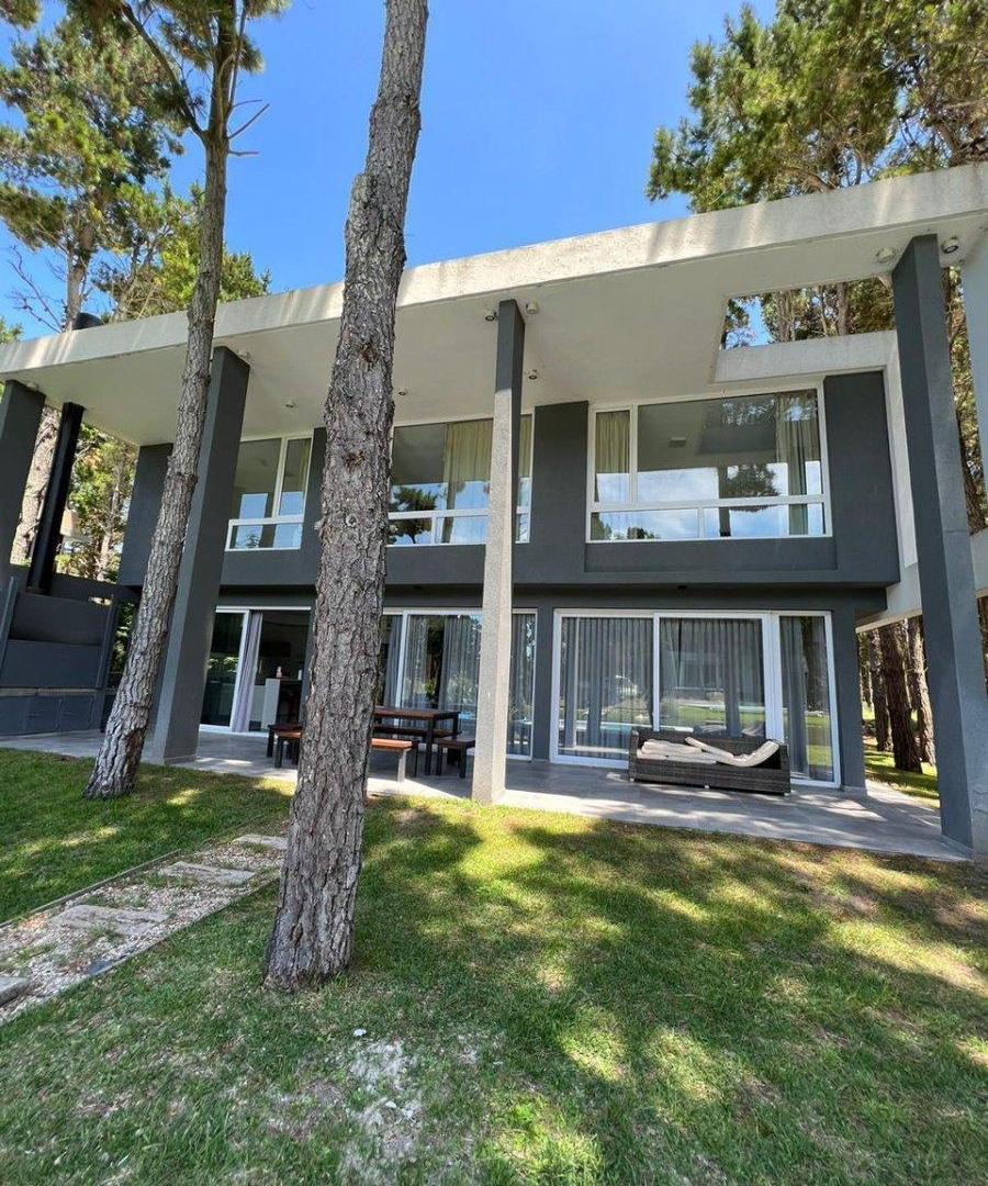 Casa sobre Laguna en Villa Robles, Barrio Albatros