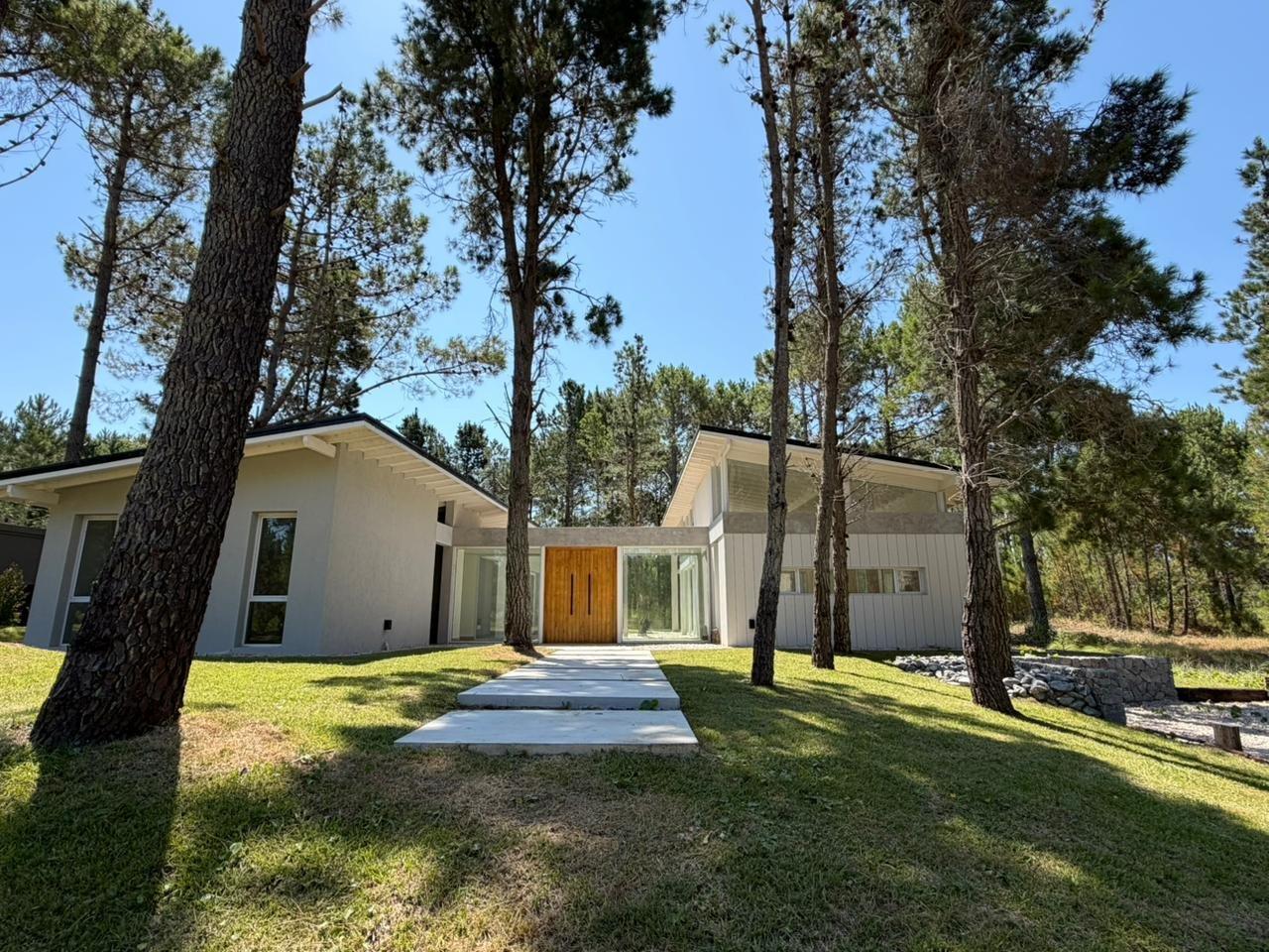 Casa en venta barrio Serena, Villa Robles, 5 ambientes con piscina, permuta o financiacion