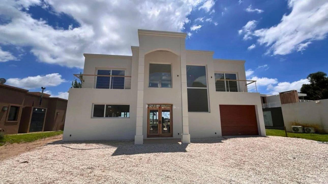Casa en venta en Costa Esmeralda, barrio Ecuestre fondo a cancha de Polo