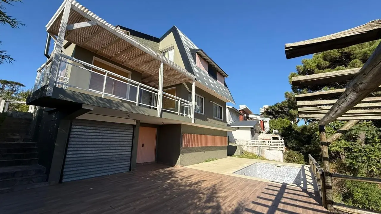 CASA CON VISTA AL MAR EN VENTA ZONA IGLESIA, 5 HABITACIONES, PILETA, GAS NATURAL, CERCA DE LA PLAYA, 4