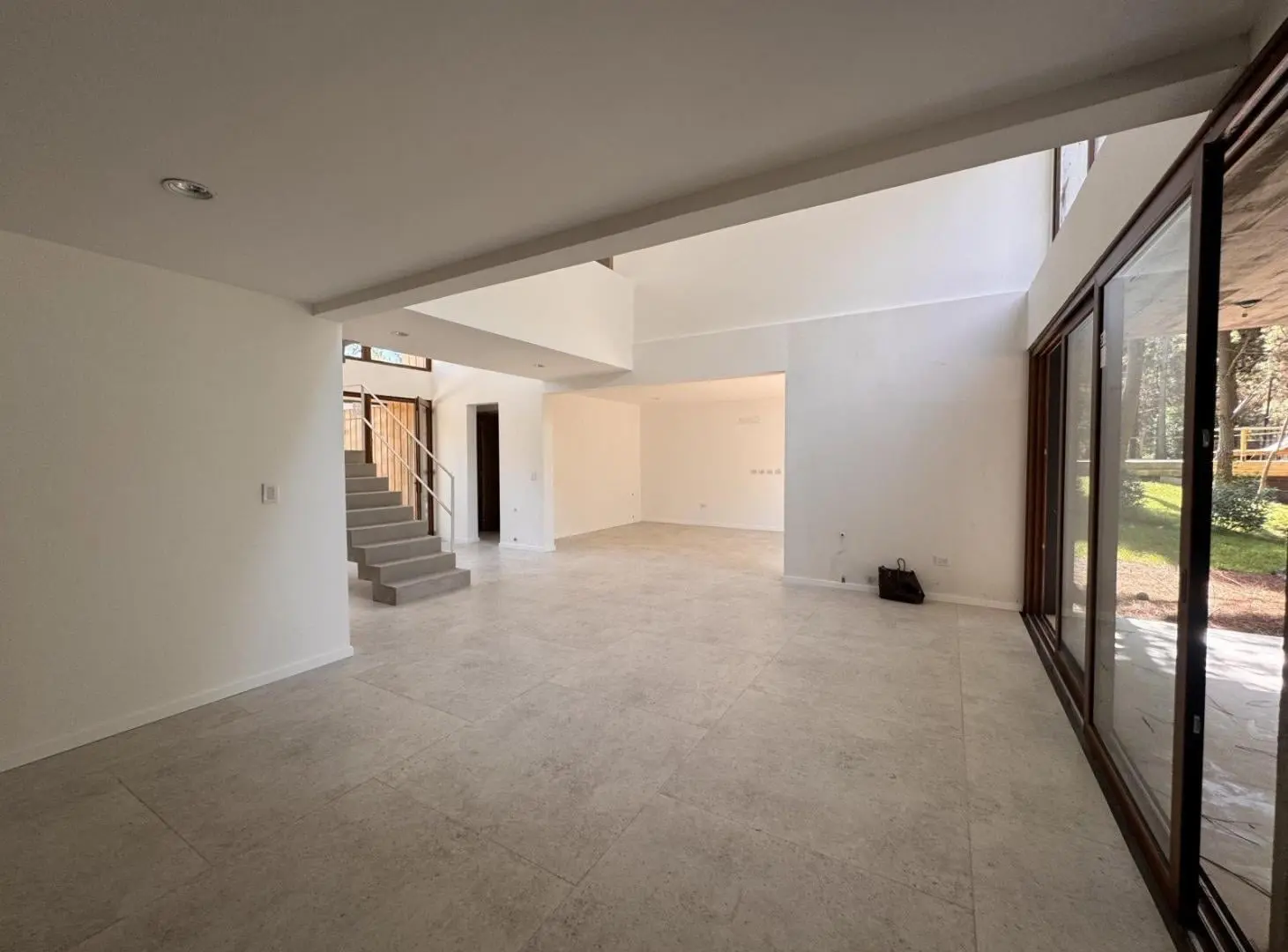 CASA EN VENTA 5 AMB. BARRIO RESIDENCIAL 1. CERCA DEL MAR 3
