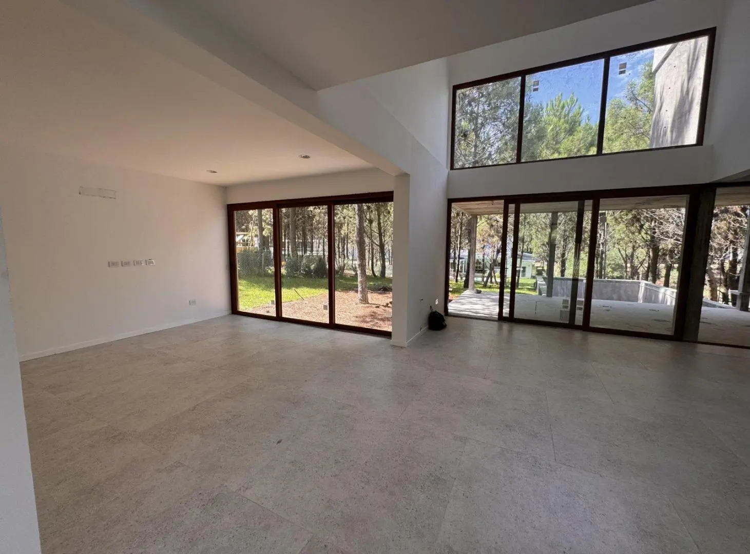 CASA EN VENTA 5 AMB. BARRIO RESIDENCIAL 1. CERCA DEL MAR 2