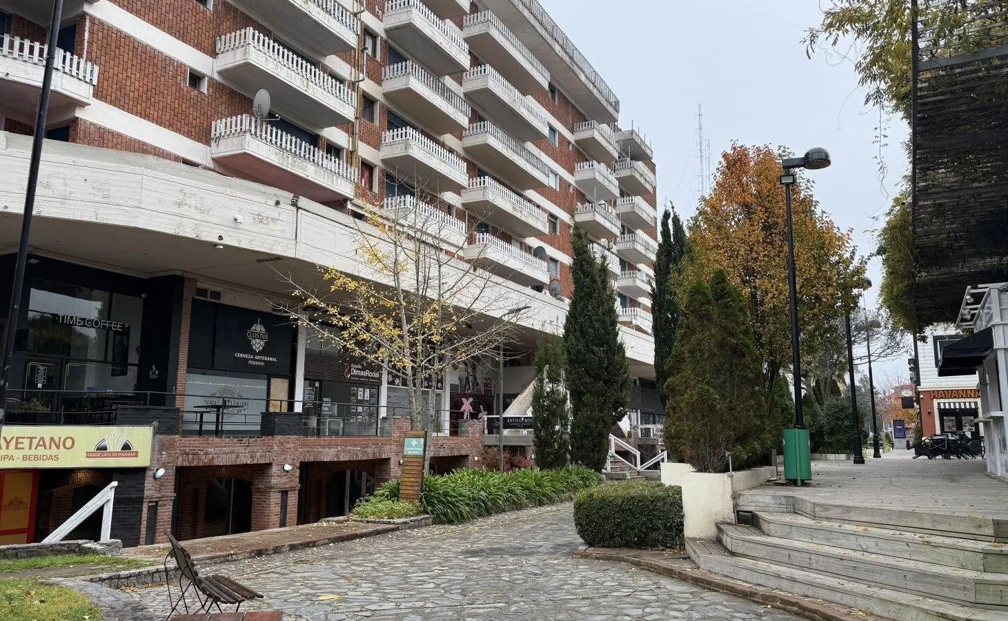 Local comercial ALQUILER ANUAL Galeria Marvento Pinamar Centro 4