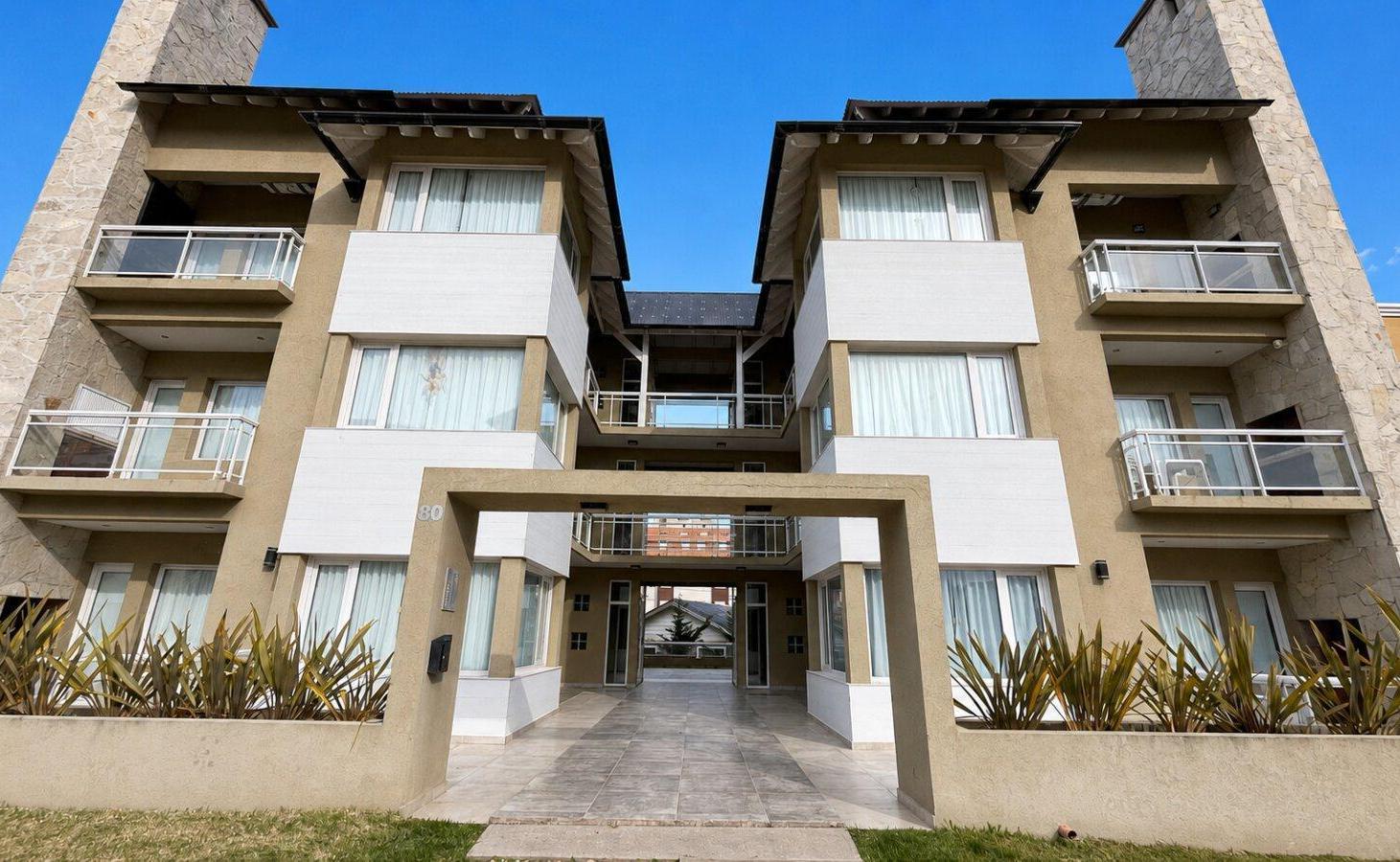 Departamento en venta 2 ambientes, Pinamar a metros del mar, cochera y baulera