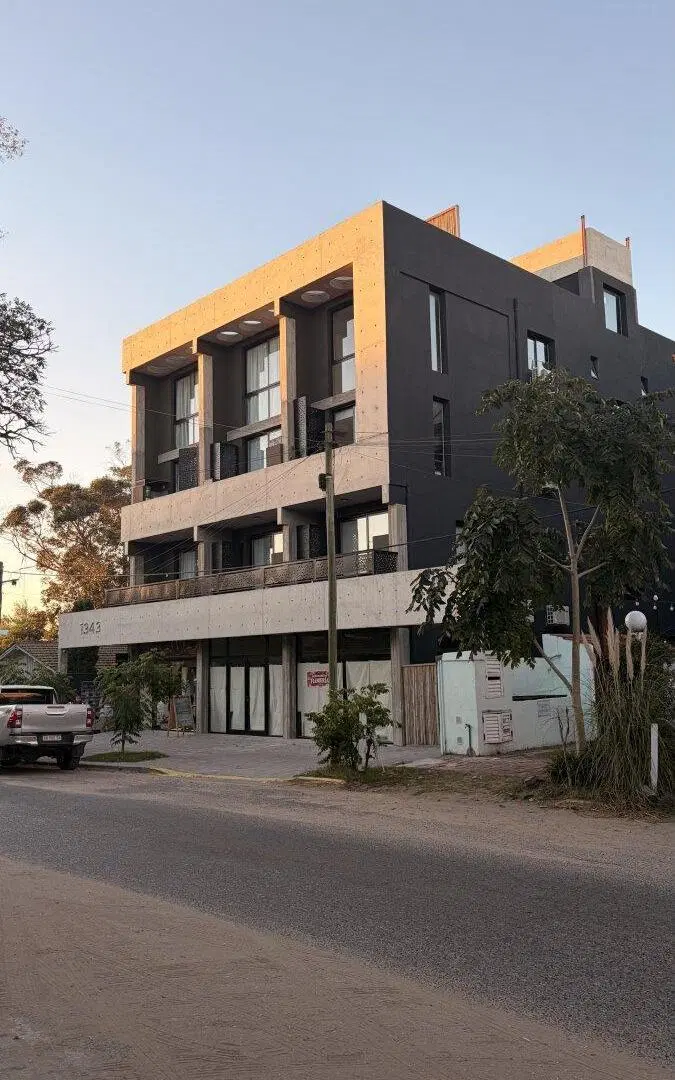 LOCAL COMERCIAL EN ALQUILER ANUAL PINAMAR 2