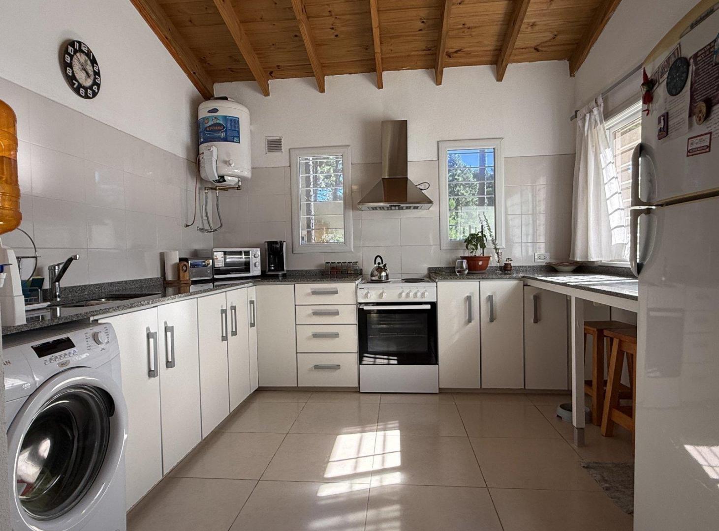 Foto de Casa en Venta Pinamar, con un departamento tipo loft, moderna, gas natural, renta, imagen 2