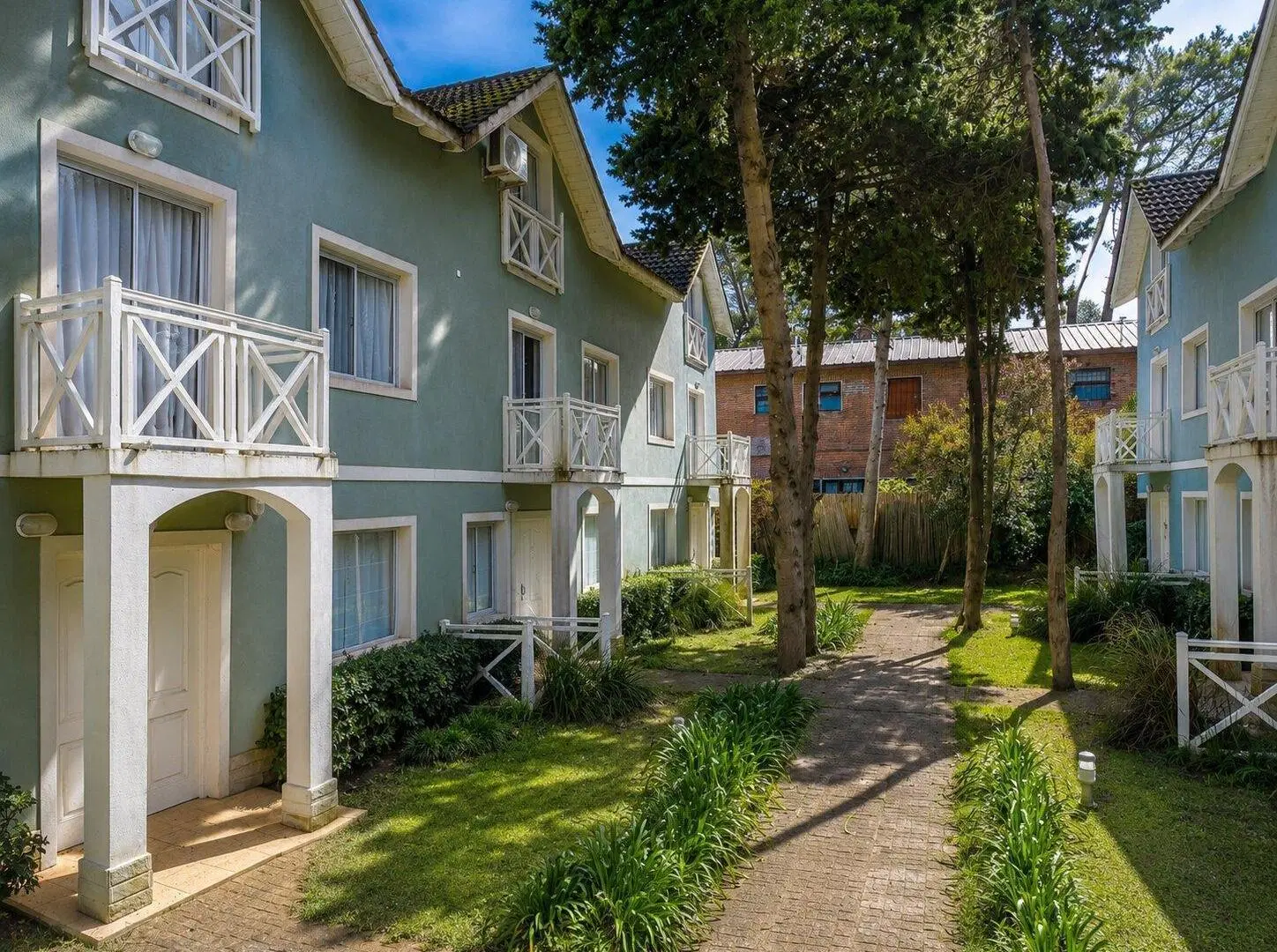 Triplex en venta en Pinamar con gas natural | radiadores | bajas expensas | tres dormitorios | patio 5