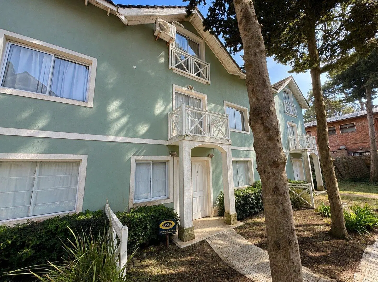 Triplex en venta en Pinamar con gas natural | radiadores | bajas expensas | tres dormitorios | patio 3