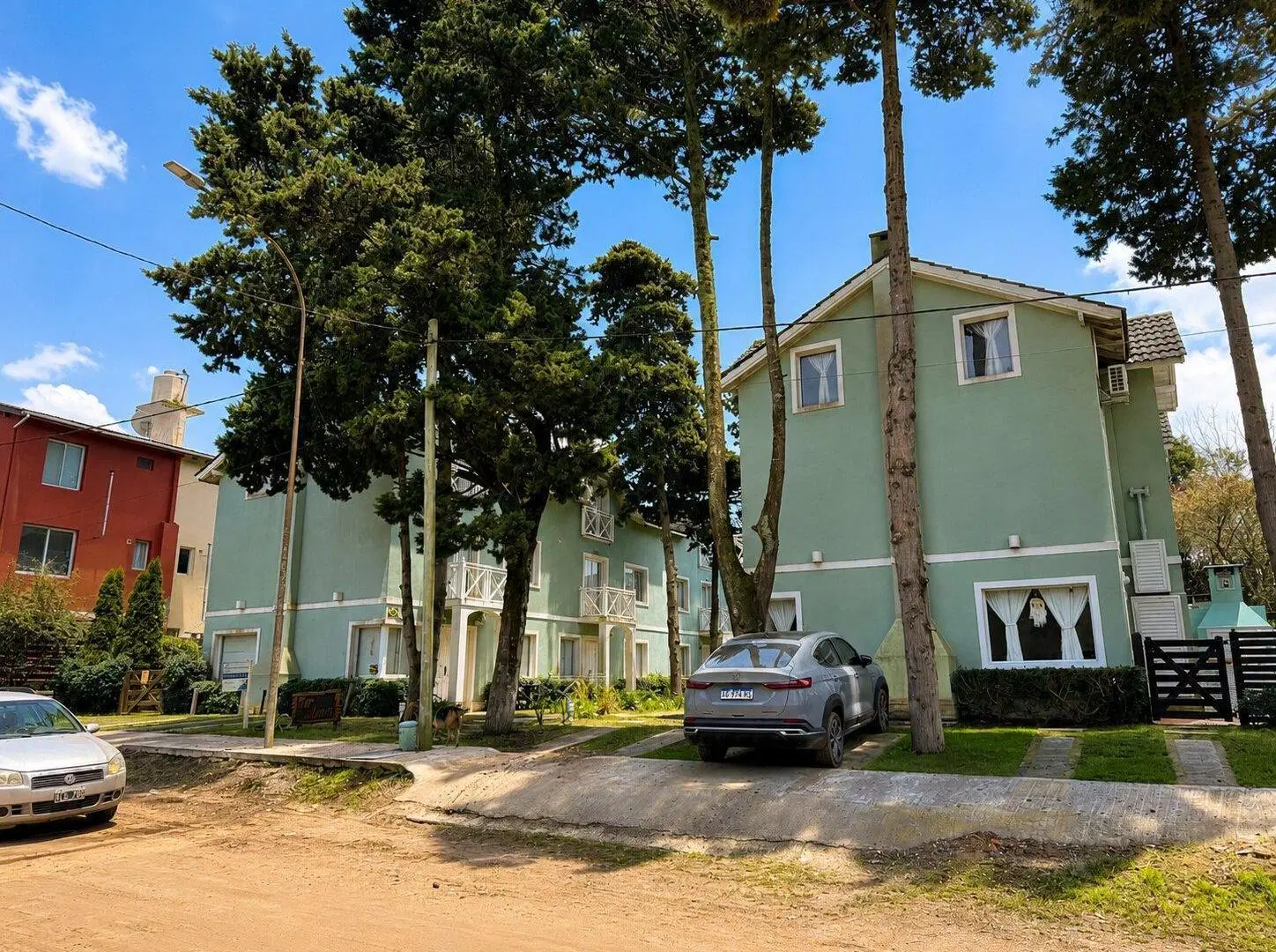 Triplex en venta en Pinamar con gas natural | radiadores | bajas expensas | tres dormitorios | patio 1