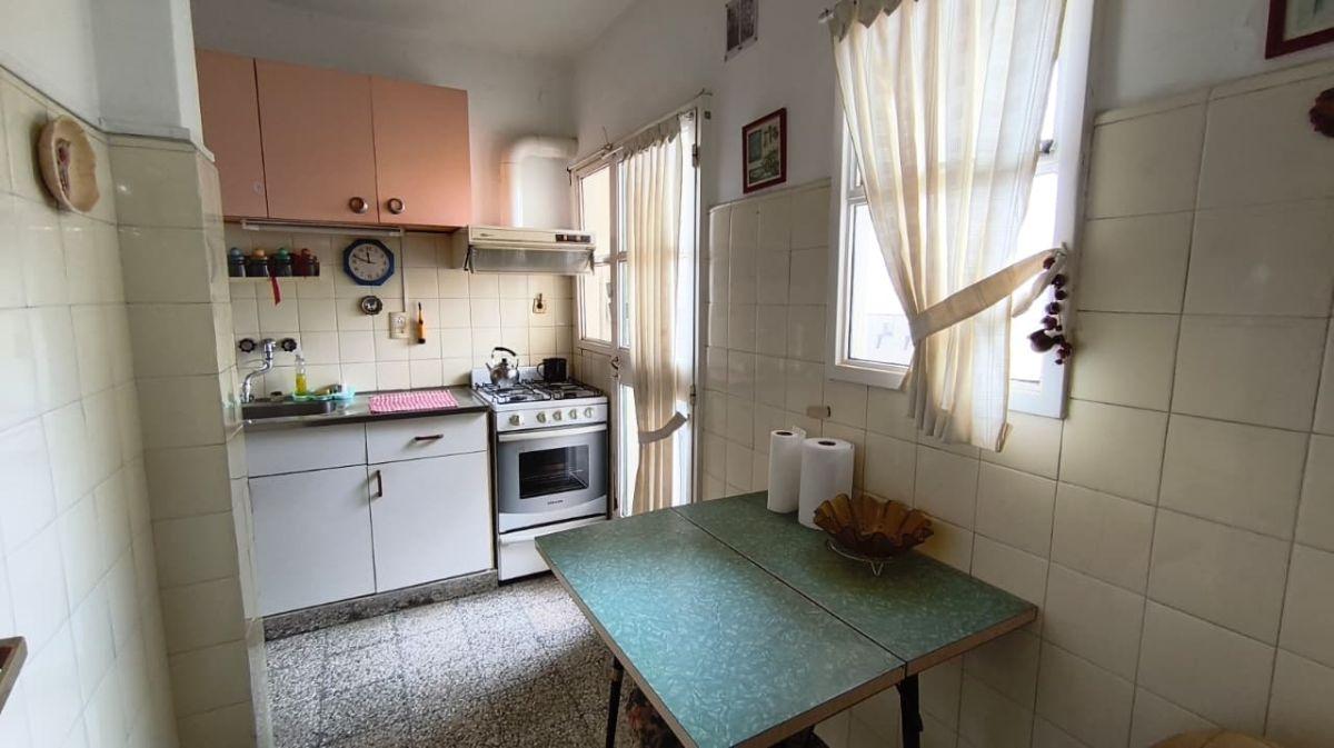 Foto de Amplio 3 ambientes c/ balcon lateral, exc ubicacion a pasos de Av, imagen 4