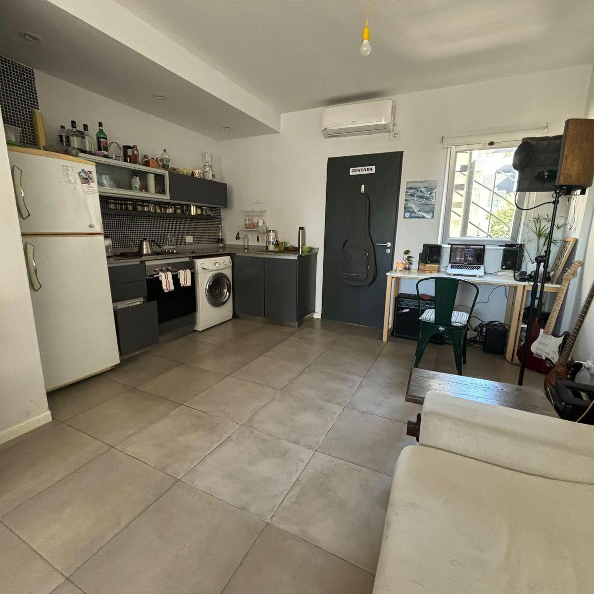 Se vende departamento monoambiente con terraza y cochera en Coghlan
