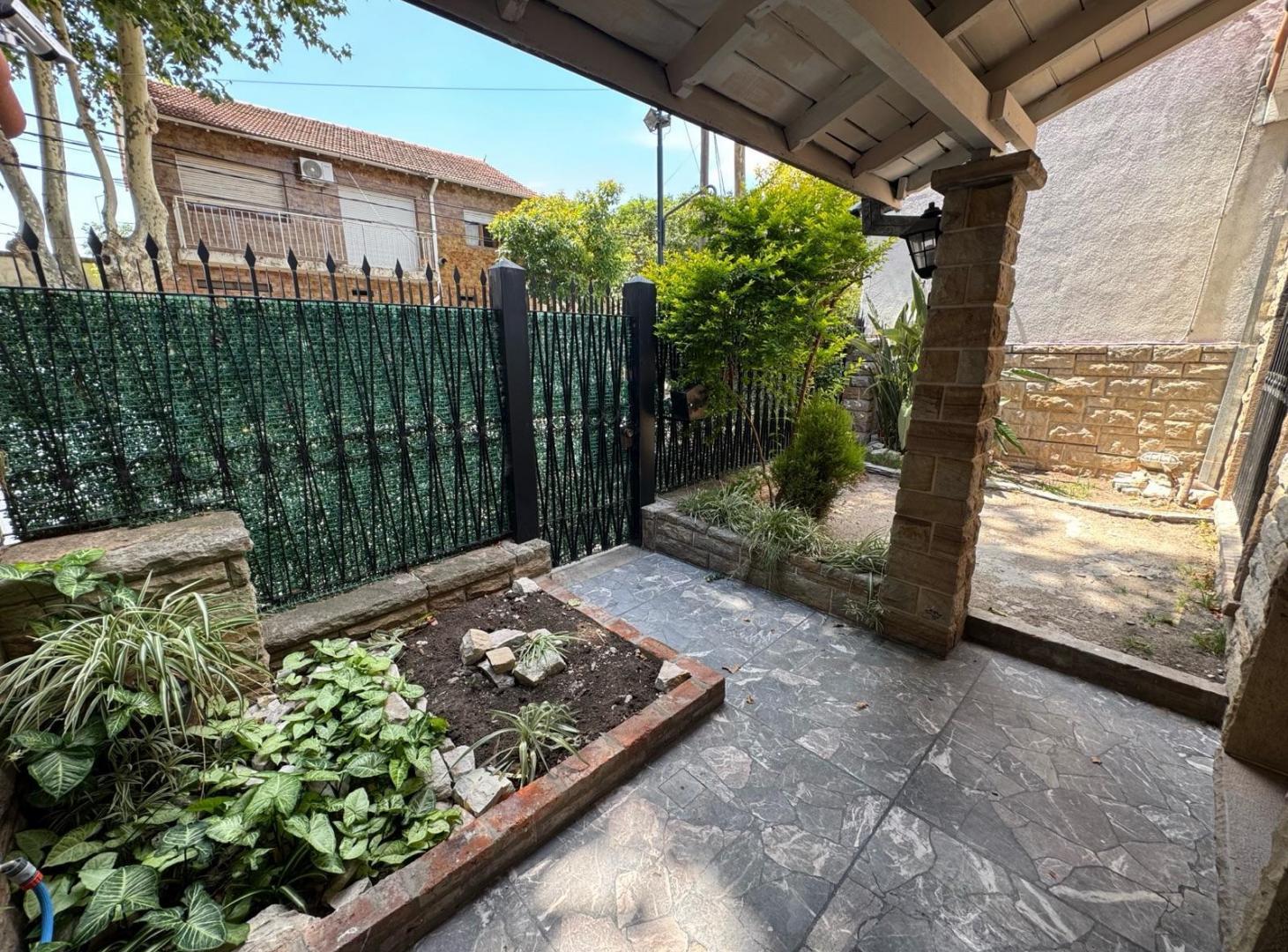 Casa de 4 ambientes a la venta en Martinez