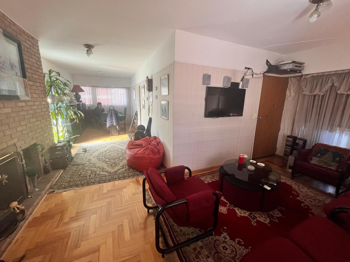 Hermoso Triplex (Pisos Completos) con Piscina Privada y 2 Cocheras! 2