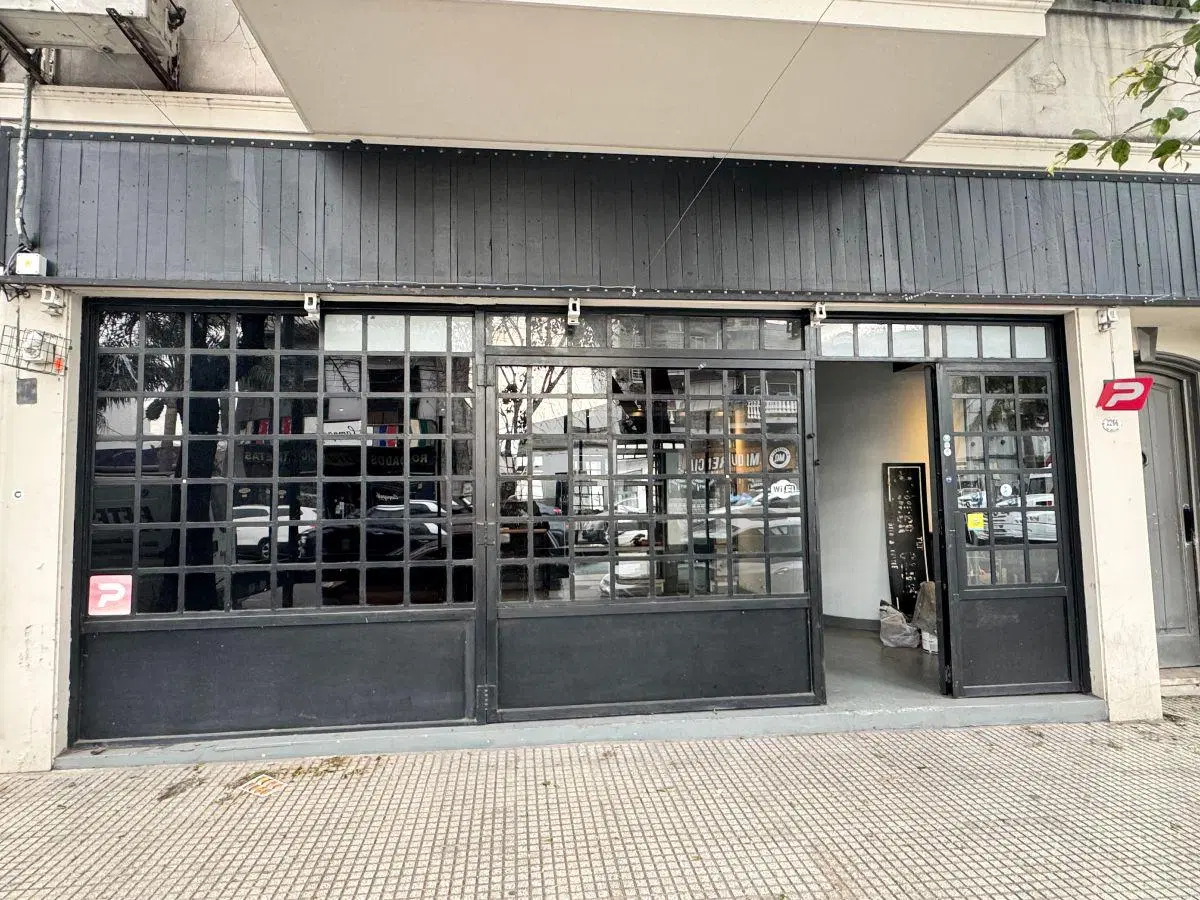 Amplio local sobre avenida apto gastronomía entre otras actividades!!! 2