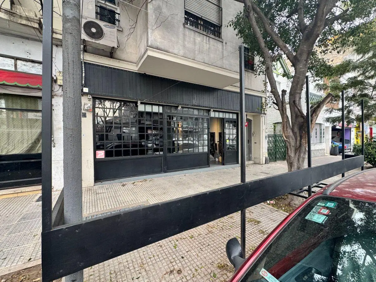 Amplio local sobre avenida apto gastronomía entre otras actividades!!! 1