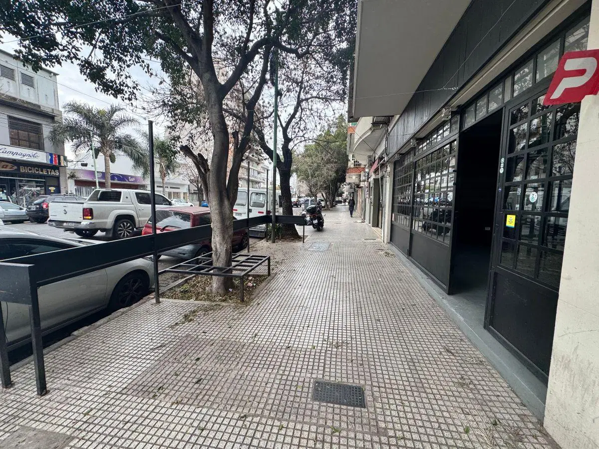 Amplio local sobre avenida apto gastronomía entre otras actividades!!! 3