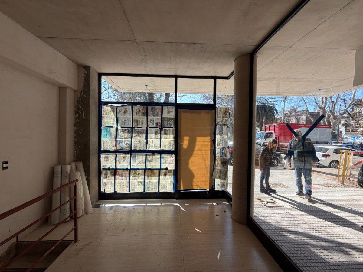 Foto de Local Comercial a Estrenar. Apto Varios Rubros. Frente Plaza Felix Lima., imagen 4