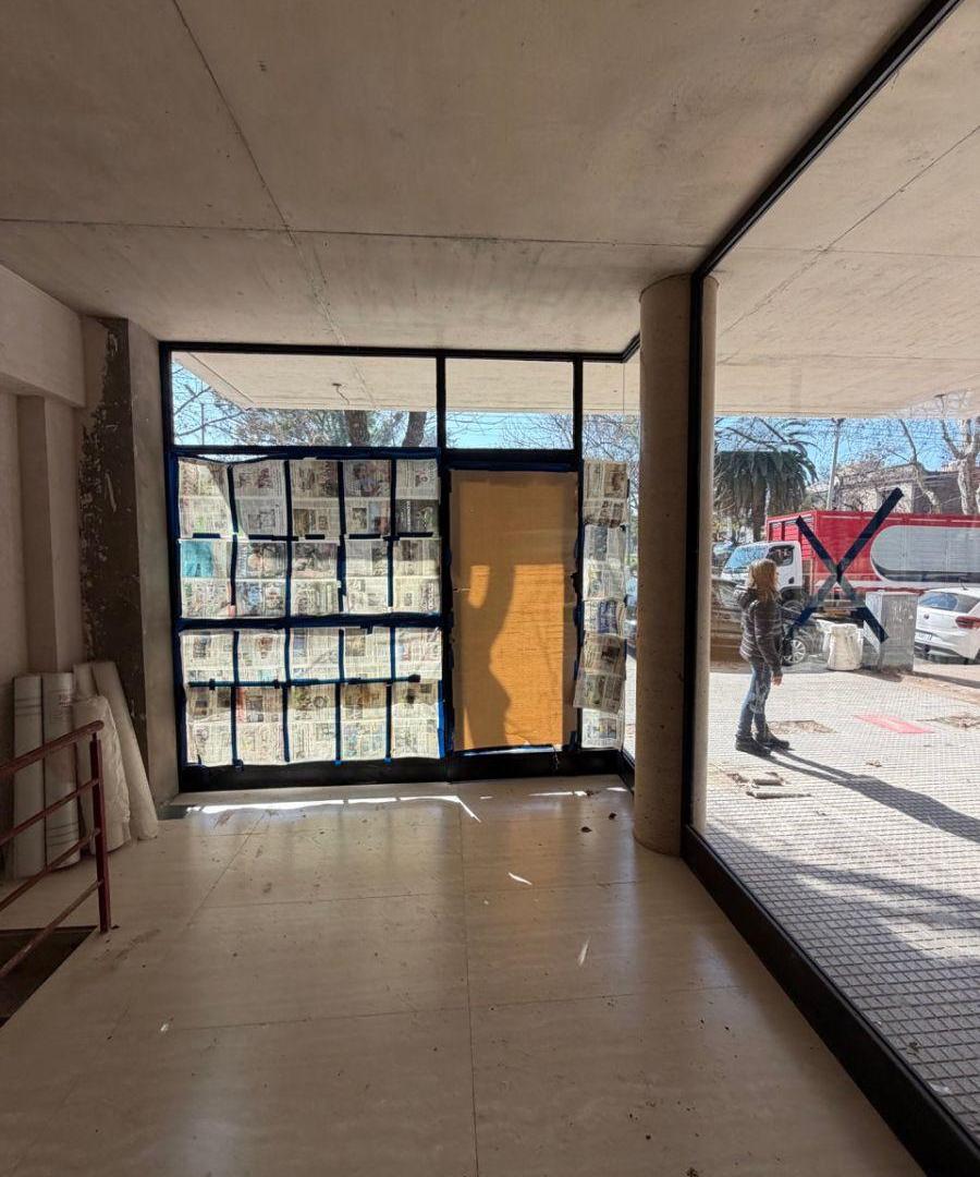 Foto de Local Comercial a Estrenar. Apto Varios Rubros. Frente Plaza Felix Lima., imagen 3
