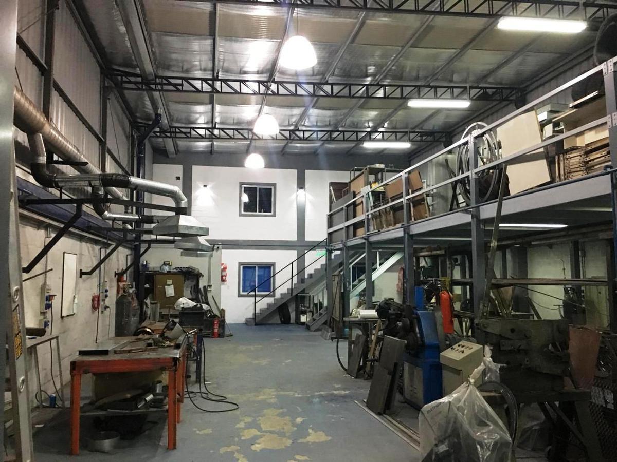 Galpón de 947 m² Cub en Sarandí 2