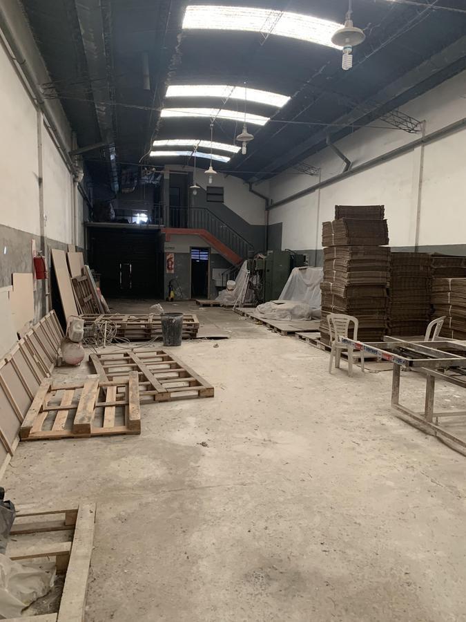Depósito de 650 m2 cubiertos desarrollados s/ doble frente