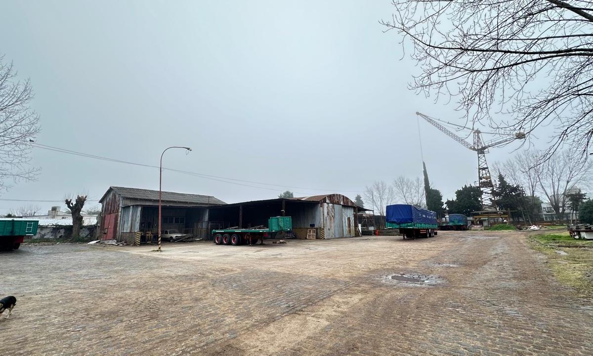 Alquiler Unico Terreno industrial Quilmes 4000 mts descubiertos