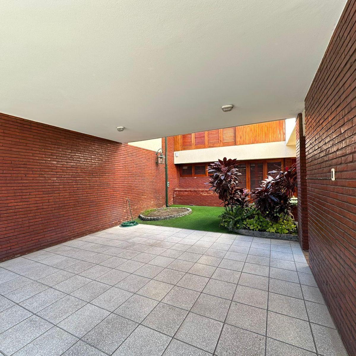 Excelente Casa chalet en Wilde centro - 277 m2 cubiertos.