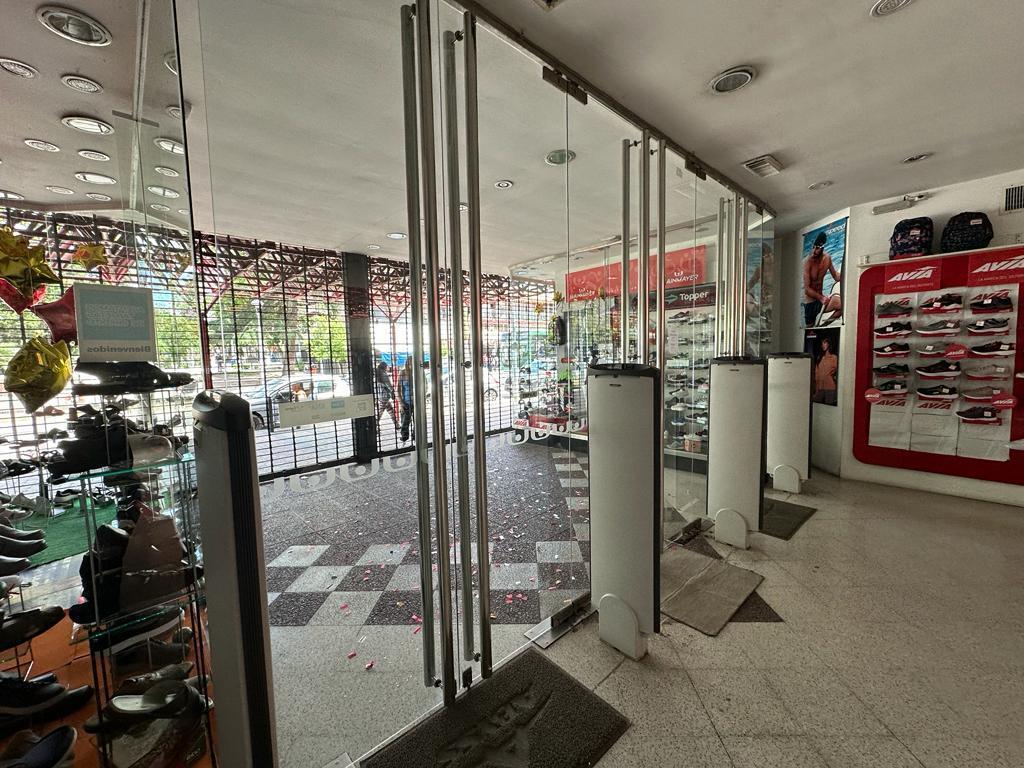 Excelente Local Sobre Av 14, Frente a La Estación de Berazategui - 890 m² 1