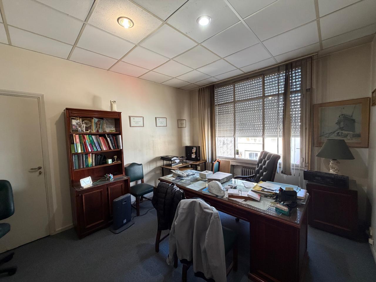 Foto de Excelente oficina en venta - 105 m2 - Opcional Amoblada., imagen 2