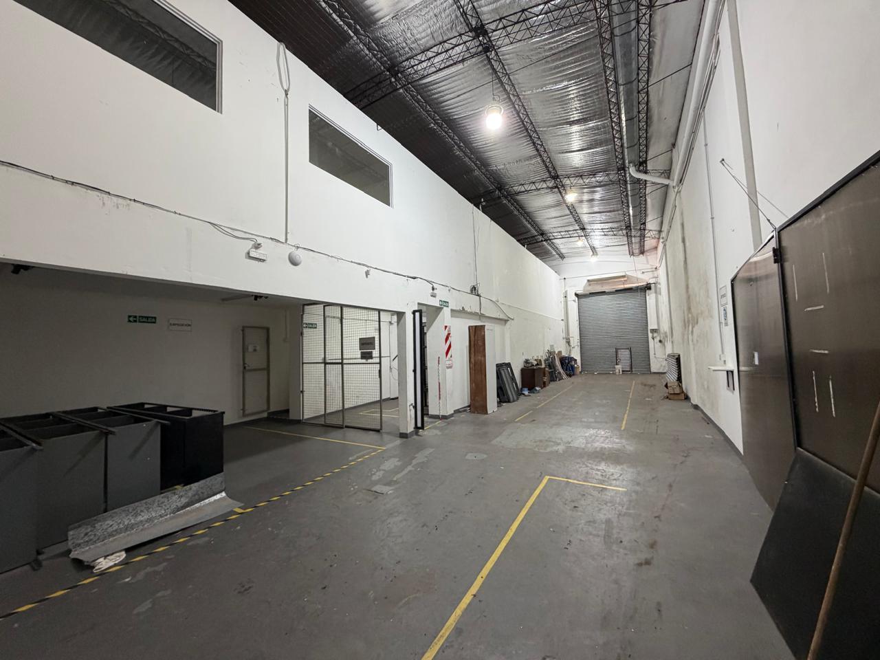 Deposito con oficinas - 252 m2 - Venta - Sarandi.