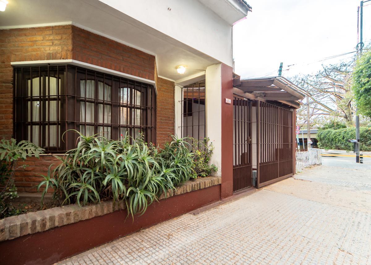 Casa  de 5 Amb  C/Coch, Pileta, Quincho c/ Parrilla, Jardín,3 Baños .230 m2 Totales. _Saavedra_