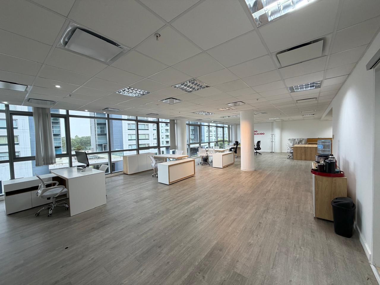 Oficina en alquiler - 144 m2 - 1 cochera - Madero Center.