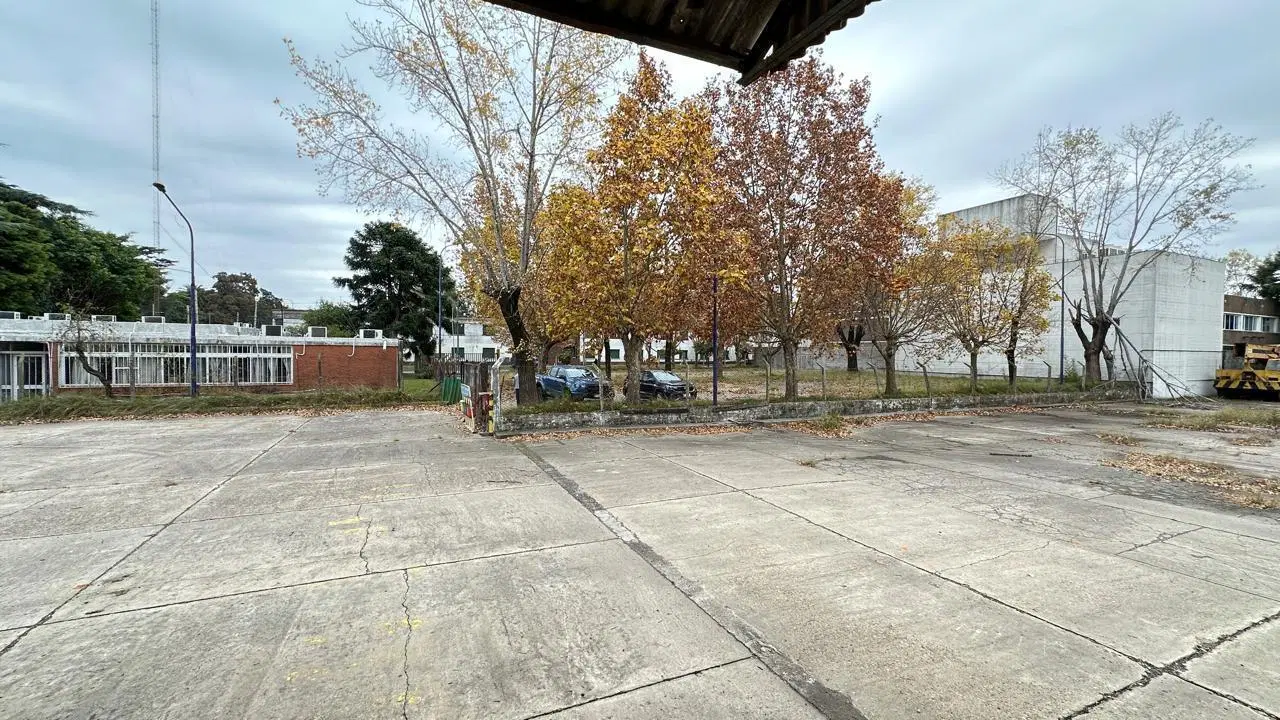 Alquiler Deposito 6500 mts aprox con playa de maniobras. Quilmes Exc Ubicacion 3