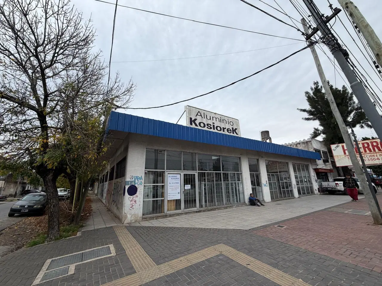 Excelente Local en esquina - Berazategui 4