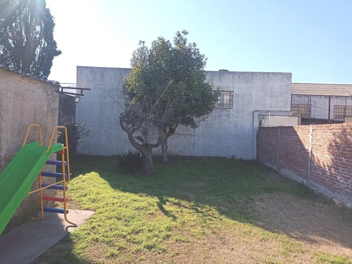Venta casa 3 ambientes cochera y fondo-Apto Credito- Quilmes Oeste 2