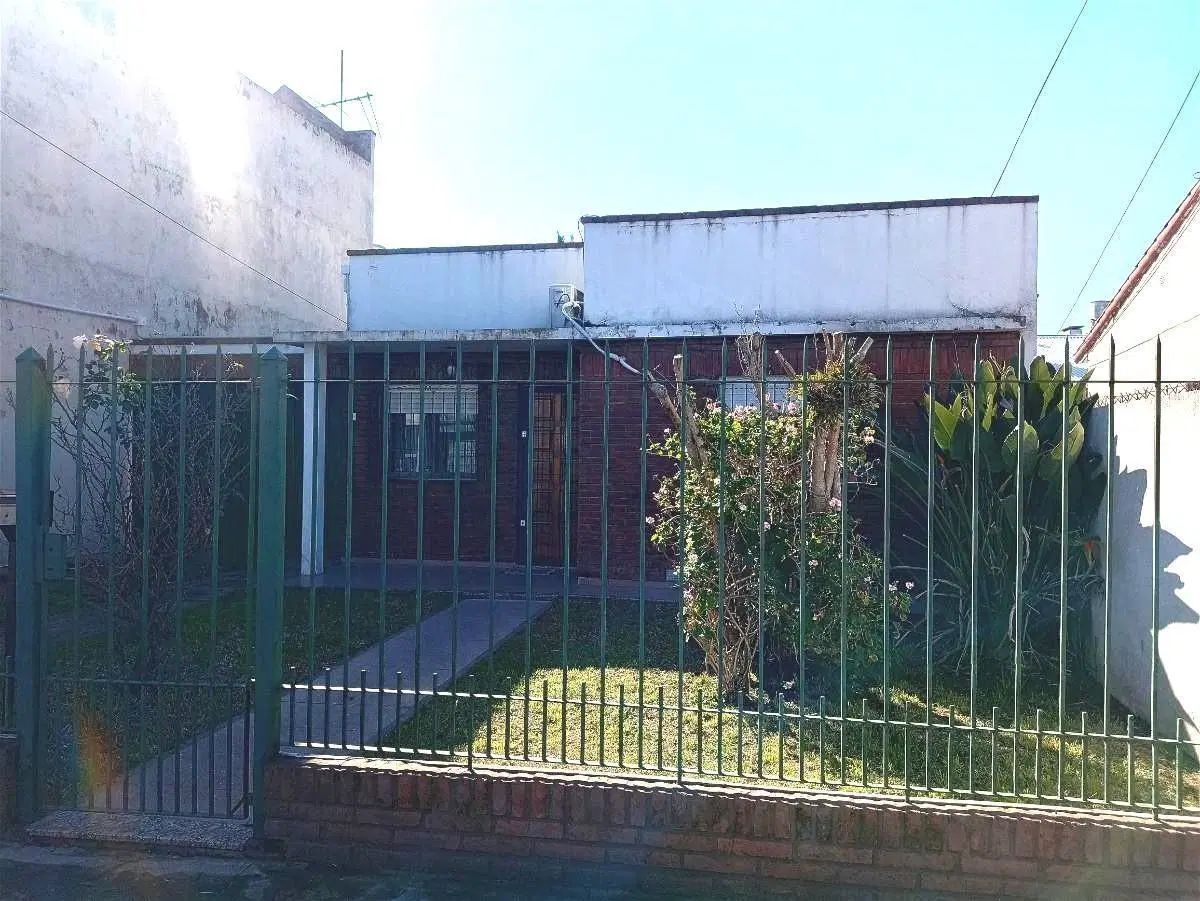 Venta casa 3 ambientes cochera y fondo-Apto Credito- Quilmes Oeste 5