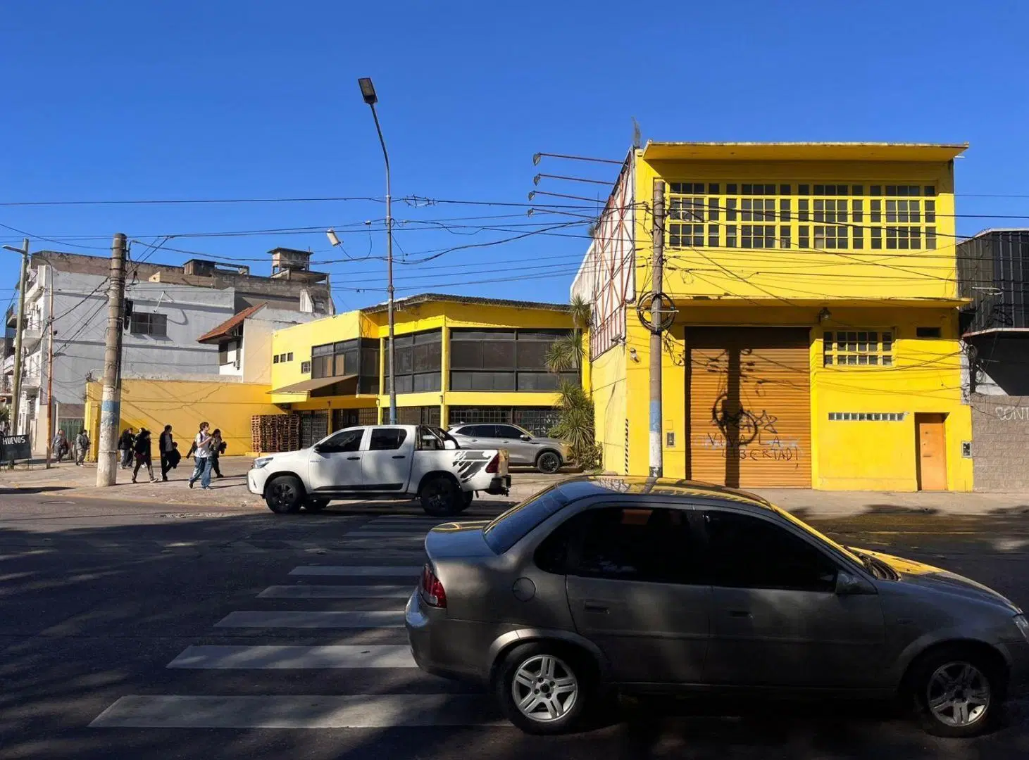 Local con deposito en inmejorable ubicación en Esquina. 2