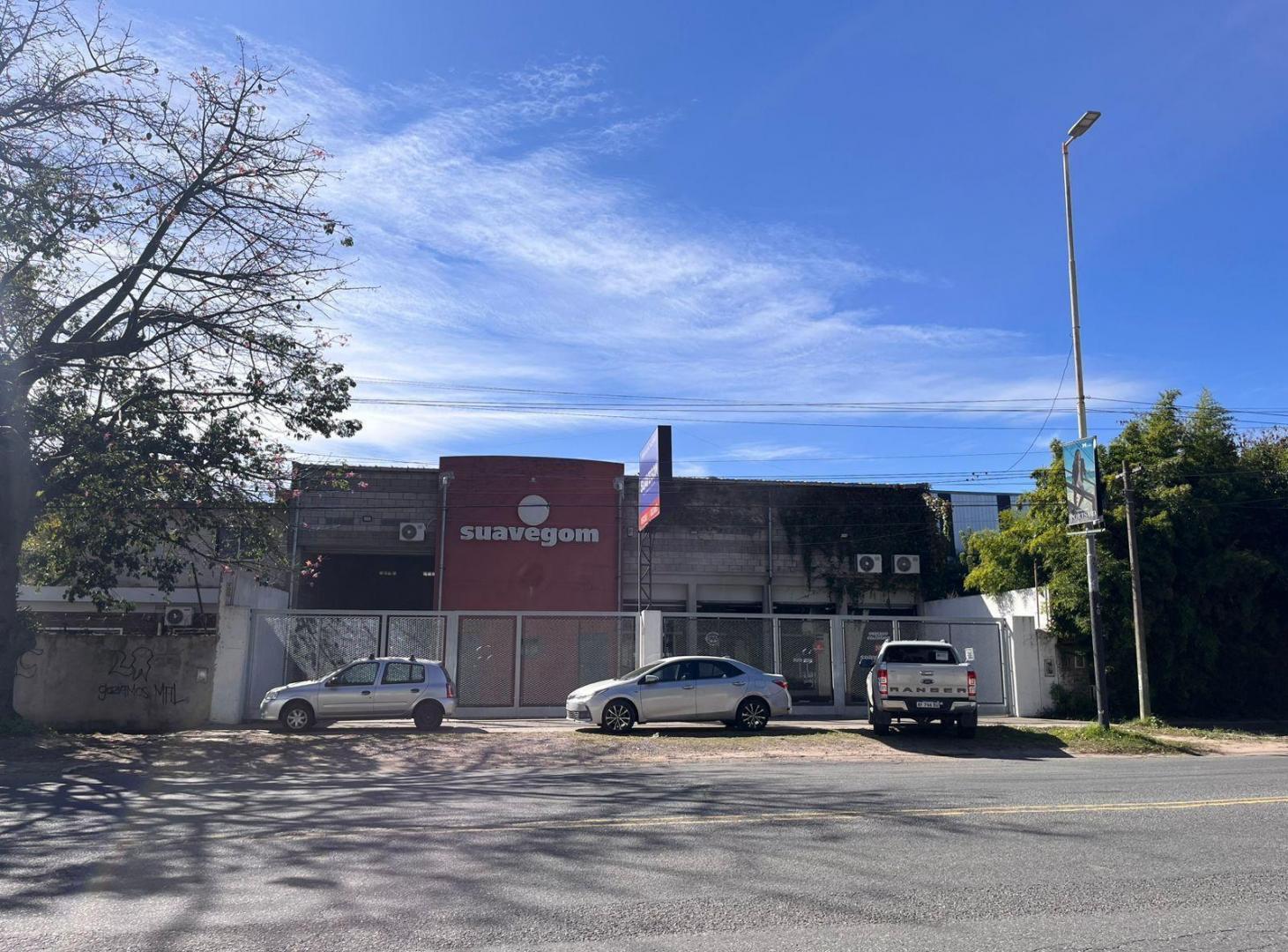 Deposito con importante vidriera comercial.