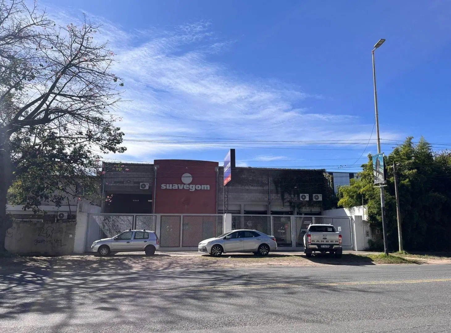 Deposito con importante vidriera comercial. 2