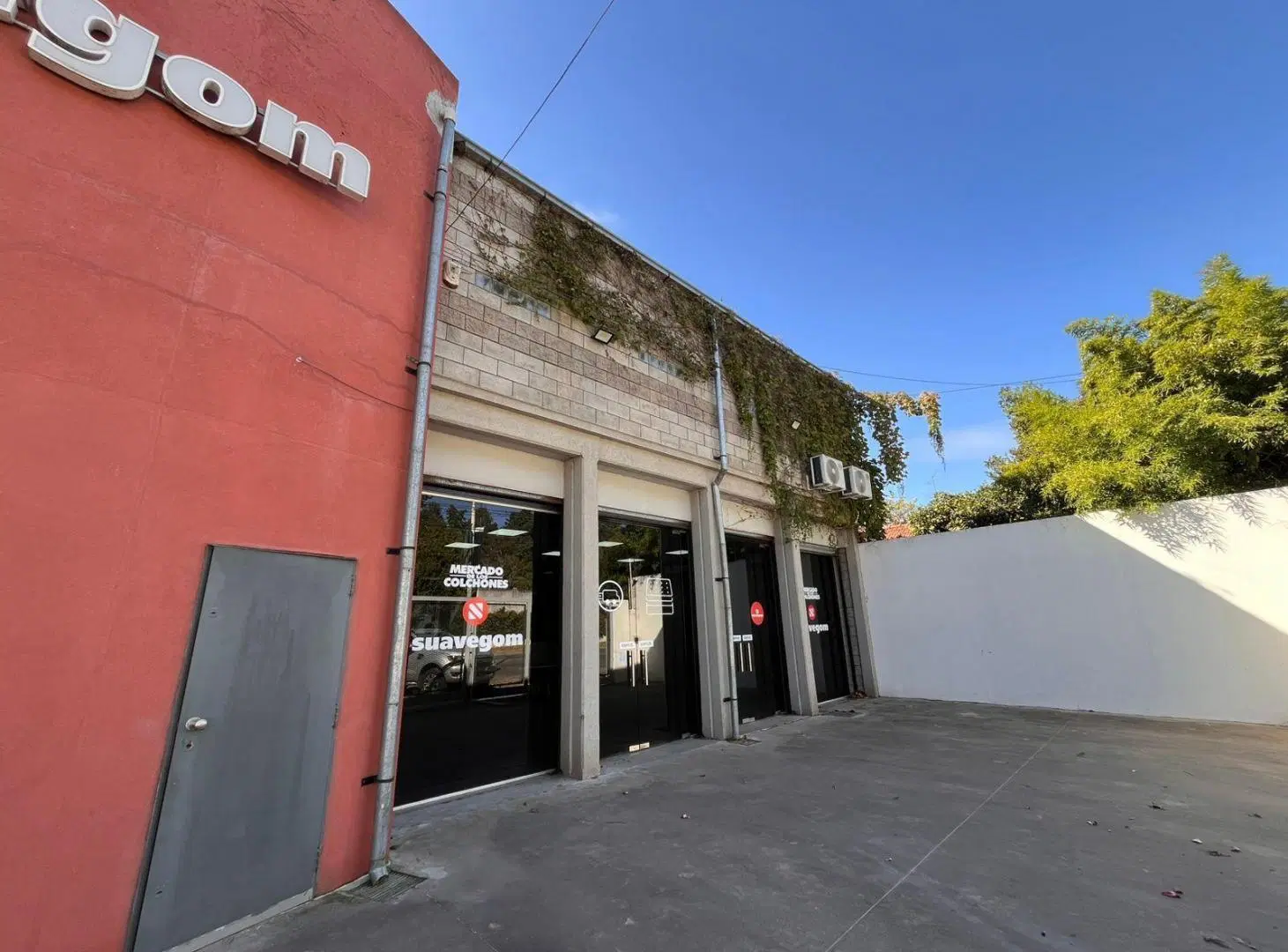 Deposito con importante vidriera comercial. 4
