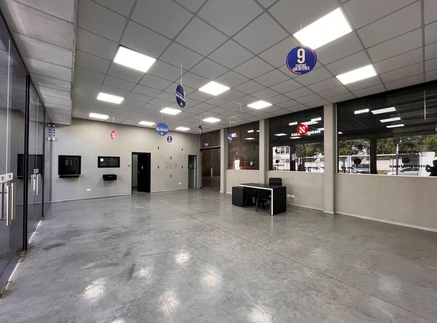 Foto de Local con deposito con importante vidriera comercial., imagen 3