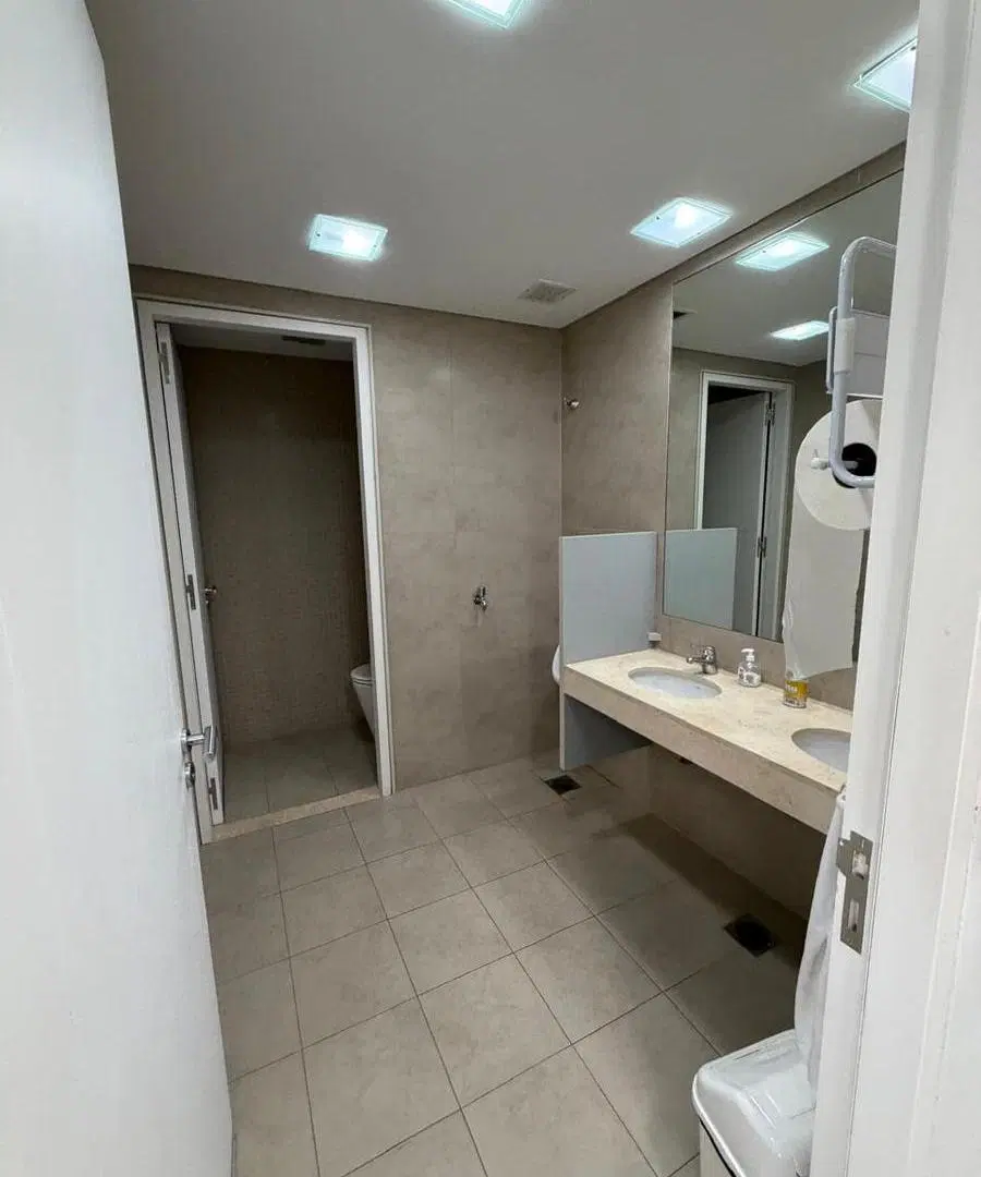 Oficina en alquiler - 275 m2 - 2 cocheras - Amoblada- Madero Center. 2