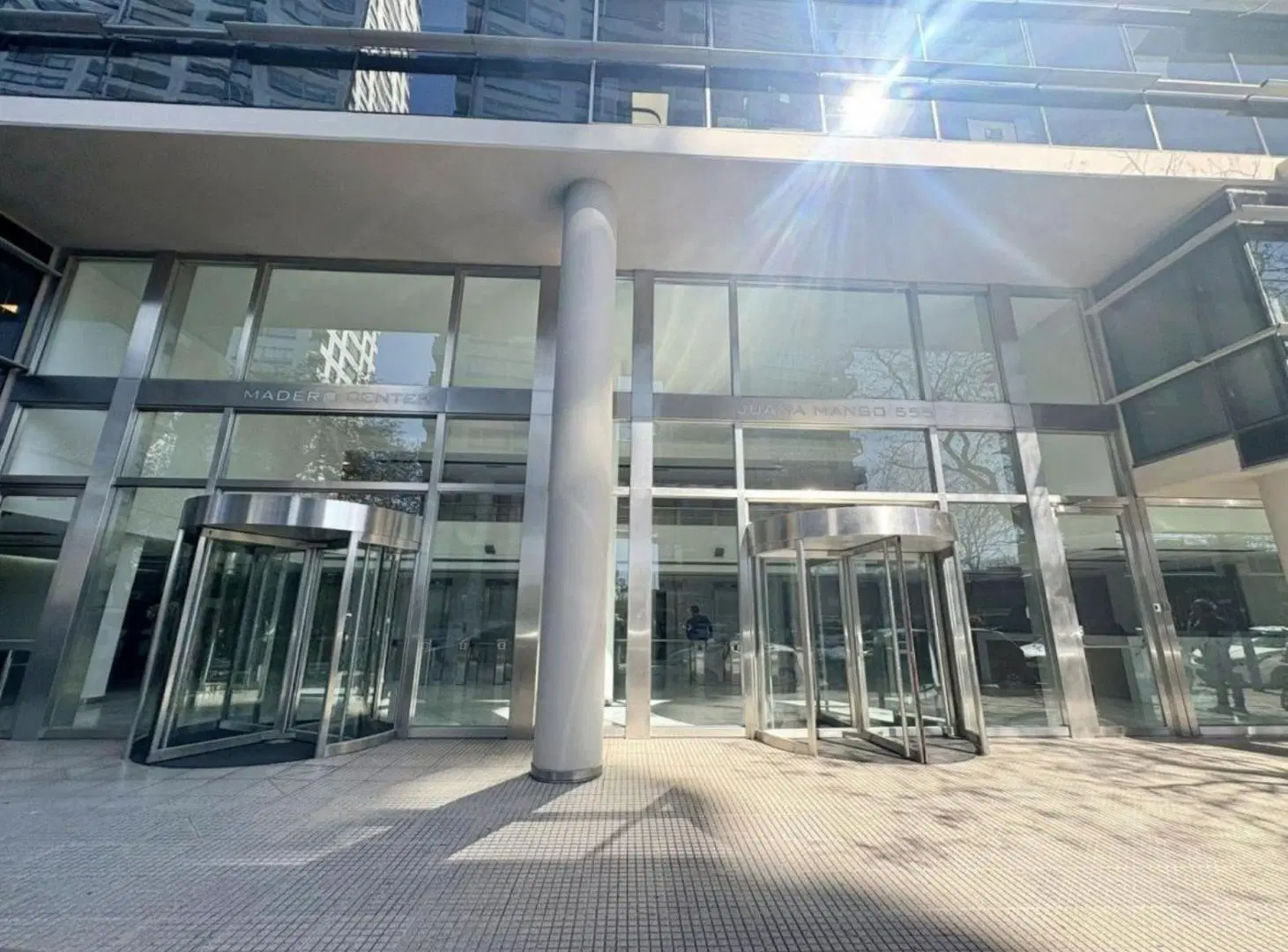 Oficina en alquiler - 275 m2 - 2 cocheras - Amoblada- Madero Center. 5