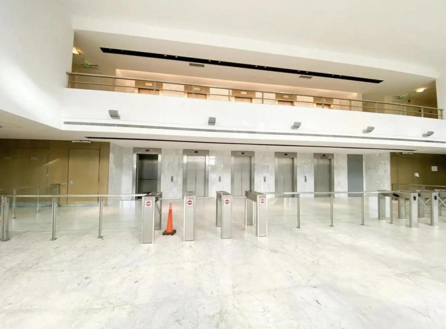 Foto de Oficina en alquiler - 275 m2 - 2 cocheras - Amoblada- Madero Center., imagen 3