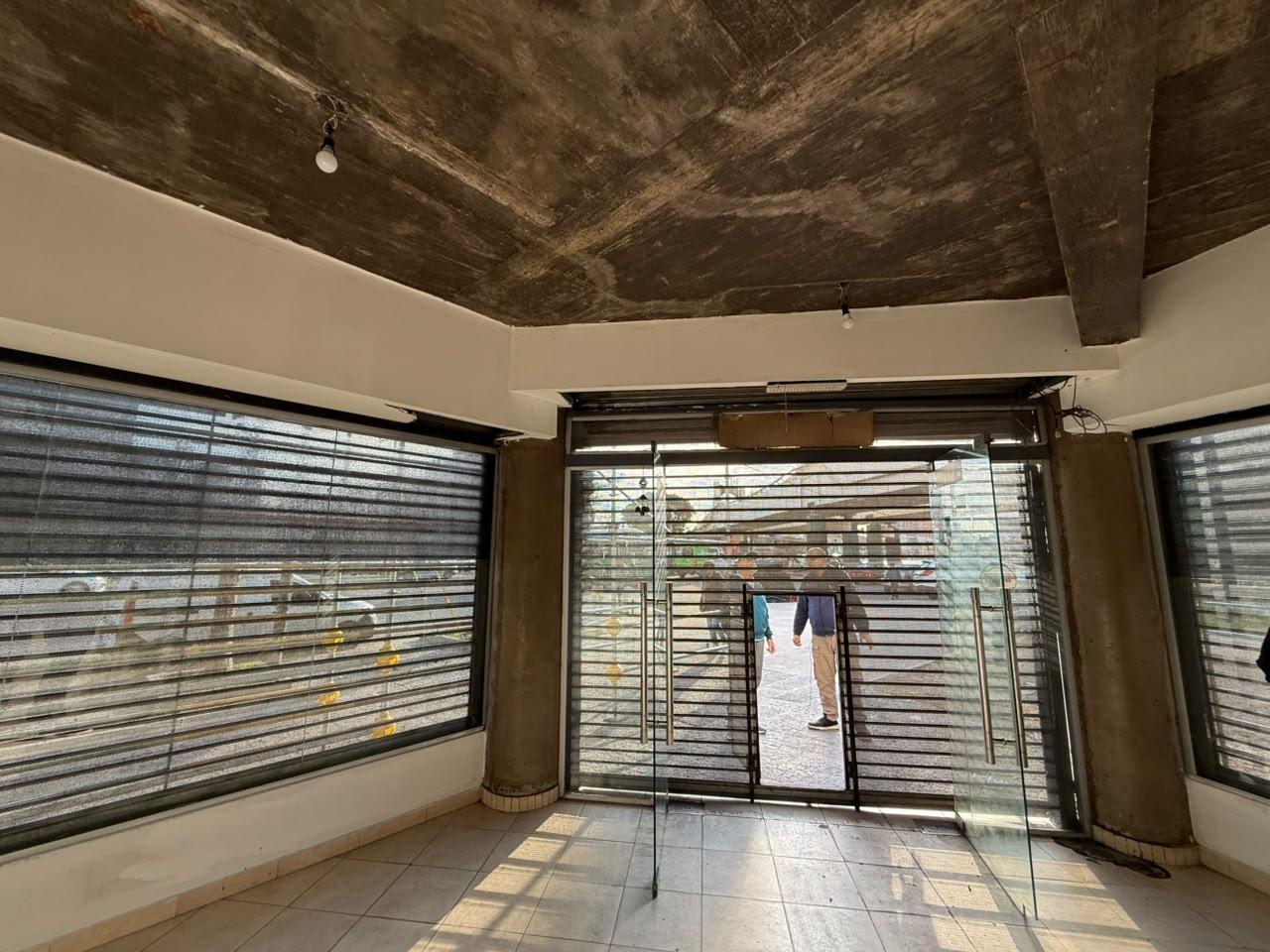 Foto de Excelente local en esquina - 69 m2- Avellaneda, imagen 2